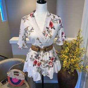 💐 LAST ONE! Sweetheart Romper 🌿